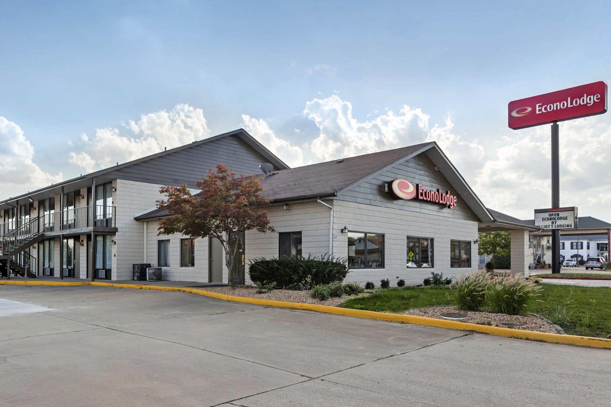 Econo Lodge Inn & Suites Branson Shepherd Of The Hills Expy Exterior photo