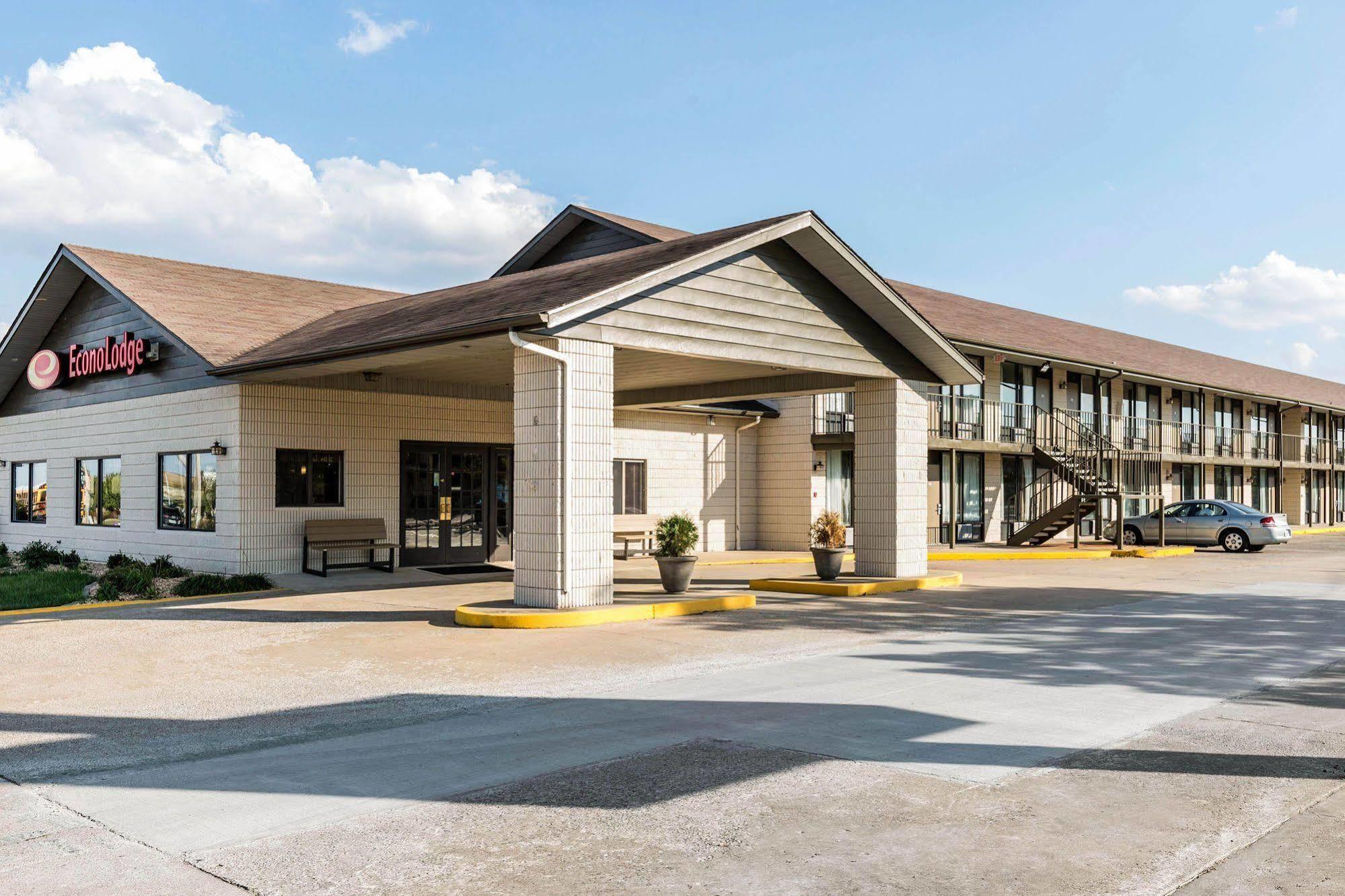 Econo Lodge Inn & Suites Branson Shepherd Of The Hills Expy Exterior photo